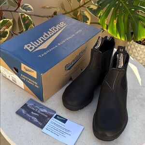 - New in box Blundstone 510 kids elastic sides boot size US 5, Black